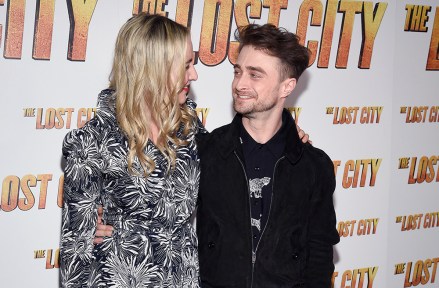 Schauspieler Daniel Radcliffe, rechts und Freundin Erin Darke besuchen die Sondervorführung von "Die verlorene Stadt" im Whitby Hotel in New York NY Sondervorführung von "Die verlorene Stadt"New York, Vereinigte Staaten – 14. März 2022
