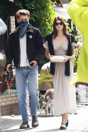 Los Feliz, CA  - *EXCLUSIVE*  - Happy couple, Austin Butler and Kaia Gerber are seen getting cozy as they step out with their dog for lunch in Los Feliz.The cool looking couple were spotted with their arms around each other and walking a cute white dog while carrying leftovers.Pictured: Austin Butler, Kaia GerberBACKGRID USA 5 MARCH 2022 USA: +1 310 798 9111 / usasales@backgrid.comUK: +44 208 344 2007 / uksales@backgrid.com*UK Clients - Pictures Containing ChildrenPlease Pixelate Face Prior To Publication*