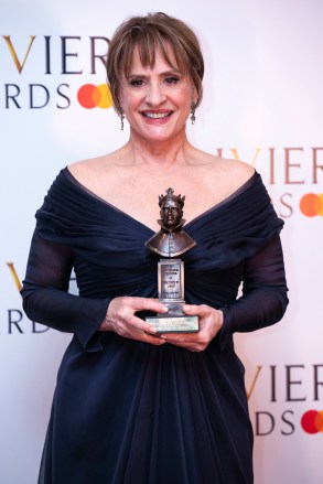 Patti Lupone, Company The Olivier Awards, Basın Odası, Royal Albert Hall, Londra, Birleşik Krallık için bir Müzikalde Yardımcı Rolde En İyi Kadın Oyuncu ödülünü aldı - 07 Nisan 2019