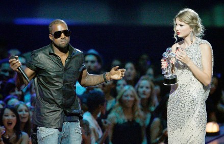 Şarkıcı Kanye West, mikrofonu şarkıcı Taylor Swift'ten alırken kabul ediyor. "En İyi Kadın Videosu" New York'ta düzenlenen MTV Video Müzik Ödülleri'nde ödül aldı.  Swift, Katy Perry ile olan düşmanlığını bitirmiş olabilir, ancak Kanye West ile olan, ölmek istemiyor gibi görünüyor.  Rapçi ve pop süperstarı arasında tartışmalı şarkısı hakkında dört yıllık telefon görüşmesinin tamamının yeni video klibi sızdırıldı. "Ünlü" çevrimiçi olarak yayınlandı ve Kanye West Taylor Swift, New York, Amerika Birleşik Devletleri - 13 Eylül 2009 olanların resmini daha da karmaşık hale getirdi