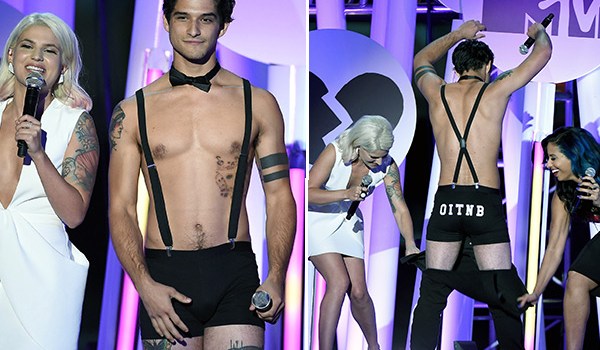 Tyler Posey Strips MTV Fandom Awards