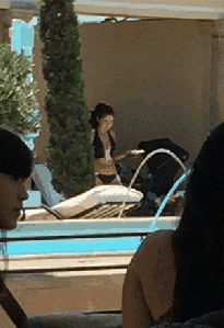 selena gomez and justin bieber kissing in the pool
