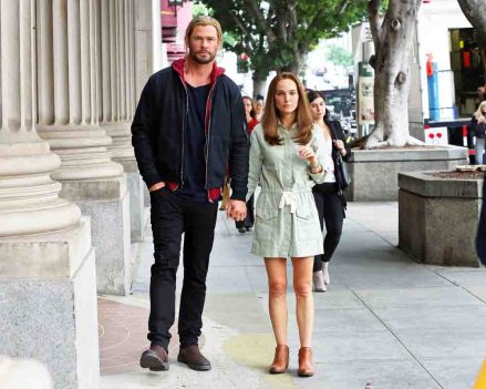 EXCLUSIVE: Chris Hemsworth and Natalie Portman hold hands on the set of Thor: Love and Thunder.  01 Nov 2021 In the photo: Chris Hemsworth and Natalie Portman.  Photo Credit: P&P / MEGA TheMegaAgency.com +1 888 505 6342 (Mega Agency TagID: MEGA801334_008.jpg) [Photo via Mega Agency]