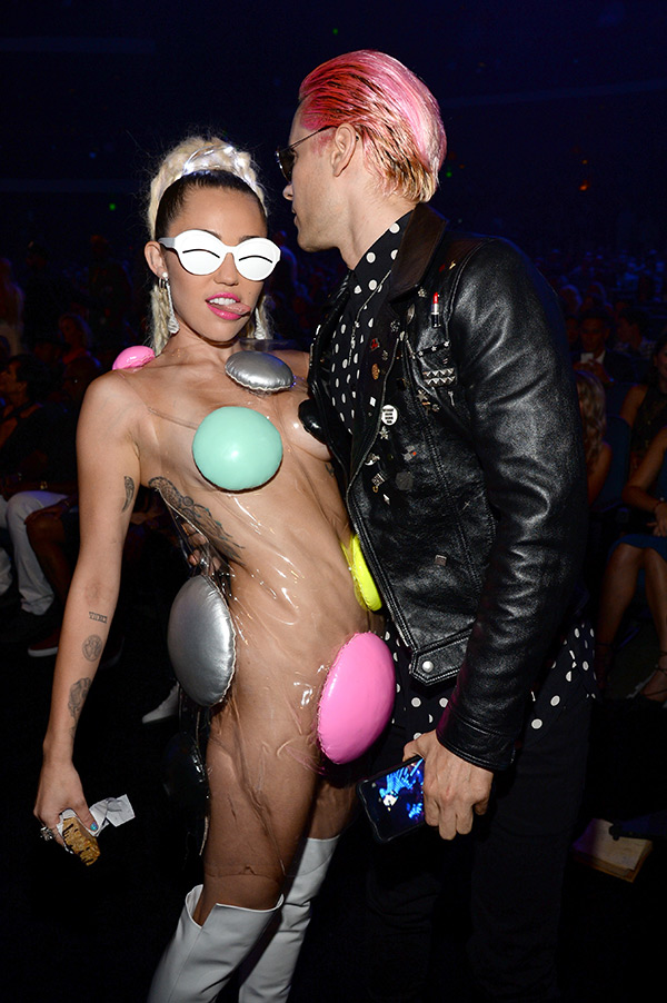 miley-cyrus-tried-to-hump-jared-leto-mtv-vmas-2015-ftr