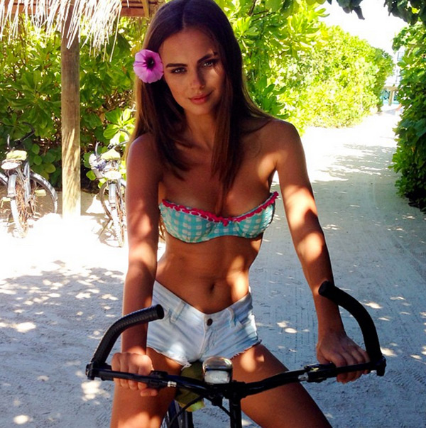 Who Is Xenia Deli 5 Things To Know About Justin Bieber S Video Girl Hollywood Life