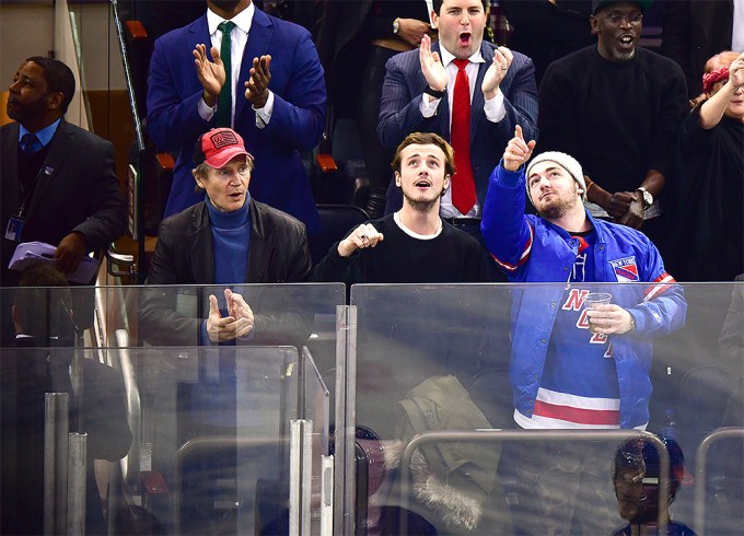 Liam Neeson, Micheal Richardson y Daniel Neeson asisten a un partido de hockey
