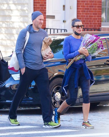 New York, NY  - *EXCLUSIVE*  - Bridget Moynahan carries a bouquet of flowers while out with husband Andrew Frankel during an early morning stroll around Manhattan’s downtown area.

Pictured: Bridget Moynahan, Andrew Frankel

BACKGRID USA 2 OCTOBER 2021 

BYLINE MUST READ: BrosNYC / BACKGRID

USA: +1 310 798 9111 / usasales@backgrid.com

UK: +44 208 344 2007 / uksales@backgrid.com

*UK Clients - Pictures Containing Children
Please Pixelate Face Prior To Publication*