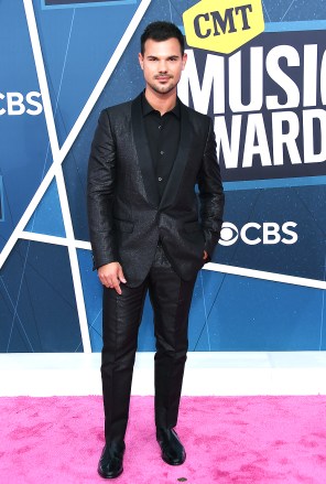 Taylor Lautner 2022 CMT Music Awards, Llegadas, Nashville, Tennessee, EE. UU. - 11 de abril de 2022