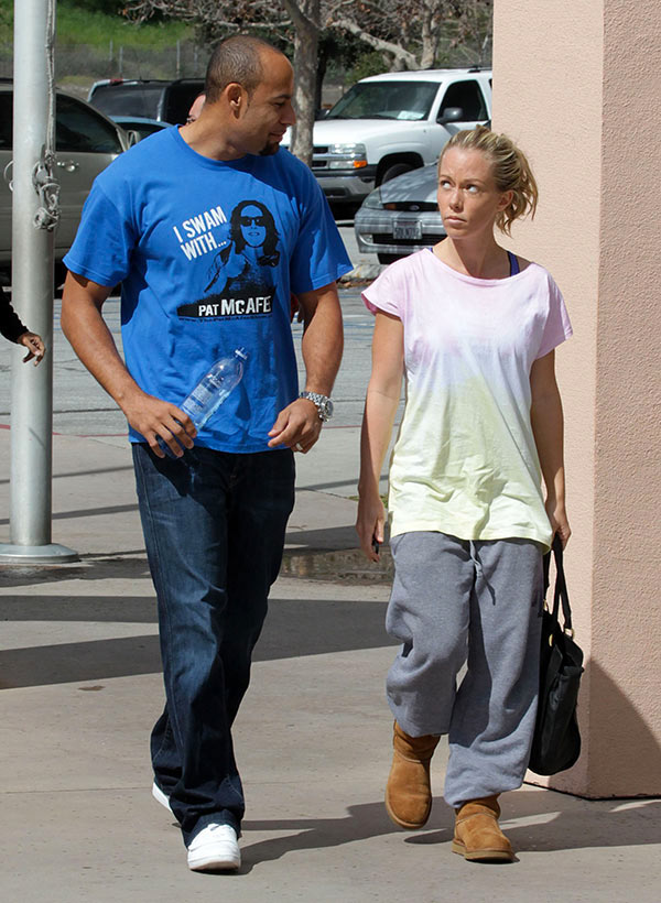 Kendra Wilkinson Divorcing Hank Baskett After Transgender Affair The Truth Hollywood Life