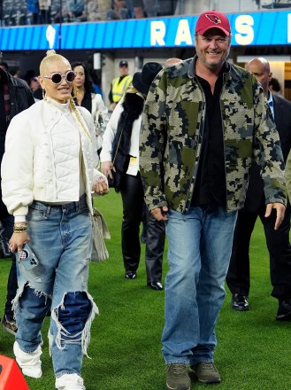 Gwen Stefani and Blake Shelton are seen  on the sidelines during the game between the Los Angeles Rams and the Arizona Cardinals at SoFi StadiumPictured: Gwen Stefani and Blake SheltonRef: SPL5502440 131122 NON-EXCLUSIVEPicture by: London Entertainment / SplashNews.comSplash News and PicturesUSA: +1 310-525-5808London: +44 (0)20 8126 1009Berlin: +49 175 3764 166photodesk@splashnews.comWorld Rights
