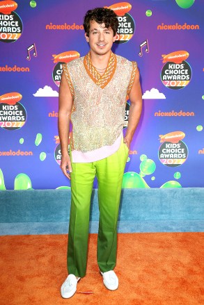 Charlie Puth Nickelodeon Çocukların Seçimi Ödülleri 2022, Gelenler, Santa Monica, Los Angeles, ABD - 09 Nisan 2022 Podyum modeliyle Etro Aynı Kıyafeti Giymek *12139631a