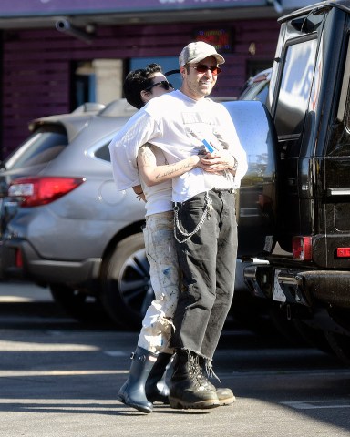 EXCLUSIVE: A make up free Halsey enjoys some tacos with her husband Alev at Tere's Mexican Grill during a studio lunch break in LA. 27 Oct 2022 Pictured: HALSEY. Photo credit: MEGA TheMegaAgency.com +1 888 505 6342 (Mega Agency TagID: MEGA911771_023.jpg) [Photo via Mega Agency]