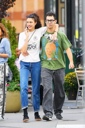 New York, NY - *EXCLUSIVE* - Jack Antonoff and Margaret Qualley show PDA as they step out in Tribeca, New York.Pictured: Jack Antonoff, Margaret QualleyBACKGRID USA 7 OCTOBER 2021 USA: +1 310 798 9111 / usasales@backgrid.comUK: +44 208 344 2007 / uksales@backgrid.com*UK Clients - Pictures Containing ChildrenPlease Pixelate Face Prior To Publication*