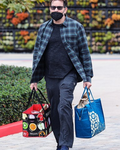 *EXCLUSIVE* Malibu, CA - Charlie Sheen goes on a grocery run after his recent win in the court ruling that he no longer needs to pay child support. His ex-wife Denise Richards recently mentioned that she was 'blindsided' by the ruling! Shot on 10/06/21.Pictured: Charlie SheenBACKGRID USA 8 OCTOBER 2021 BYLINE MUST READ: SPOT / BACKGRIDUSA: +1 310 798 9111 / usasales@backgrid.comUK: +44 208 344 2007 / uksales@backgrid.com*UK Clients - Pictures Containing ChildrenPlease Pixelate Face Prior To Publication*