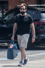 Malibu, CA - *EXCLUSIVE* - Actor Charlie Sheen was pictured leaving CVS Pharmacy looking very healthy in Malibu.Pictured: Charlie SheenBACKGRID USA 14 AUGUST 2021 BYLINE MUST READ: RMBI / BACKGRIDUSA: +1 310 798 9111 / usasales@backgrid.comUK: +44 208 344 2007 / uksales@backgrid.com*UK Clients - Pictures Containing ChildrenPlease Pixelate Face Prior To Publication*