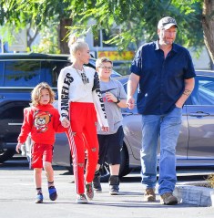 EXCLUSIVE: Gwen Stefani and her boyfriend Blake Shelton head out on grocery store run in Studio City. The pair were seen joined by Gwen's boys Zuma and Apollo. **SPECIAL INSTRUCTIONS*** Please pixelate children's faces before publication.***. 05 Mar 2020 Pictured: Gwen Stefani, Blake Shelton. Photo credit: Cheers/ MEGA TheMegaAgency.com +1 888 505 6342 (Mega Agency TagID: MEGA624840_013.jpg) [Photo via Mega Agency]