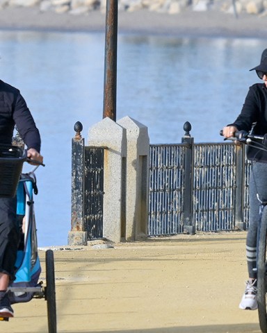 EXCLUSIVE: Eva Longoria enjoys an end-of-year bike ride with husband José Bastón in Marbella, Spain. 31 Dec 2022 Pictured: Eva Longoria and husband. Photo credit: MEGA TheMegaAgency.com +1 888 505 6342 (Mega Agency TagID: MEGA929437_001.jpg) [Photo via Mega Agency]