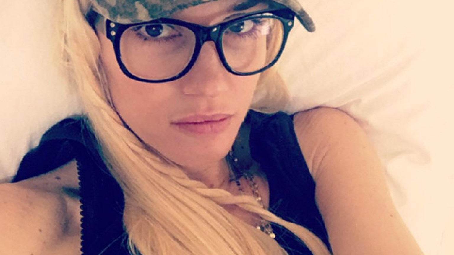 Pic Gwen Stefani In Blake Sheltons Hat Shes Lying In Bed In Sexy Selfie Hollywood Life