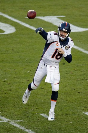 Peyton Manning Denver Broncos quarterback Peyton Manning (18) melempar selama paruh pertama pertandingan sepak bola NFL Super Bowl 50 melawan Carolina Panthers, di Santa Clara, Calif Super Bowl Football, Santa Clara, AS
