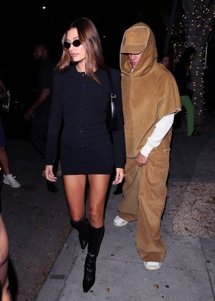 LOS ANGELES, CALIFORNIA - Justin and Hailey Bieber leave after dinner at Catch Steaks in Los Angeles. PHOTOS: Justin Bieber, Hailey Bieber BACKGRID USA August 17, 2022 USA: +1 310 798 9111 / usasales@backgrid.com Publications*