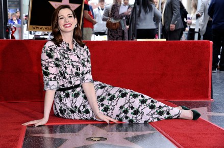Anne Hathaway berpose di atas bintang barunya di Hollywood Walk of Fame setelah upacara untuk menghormatinya, di Los Angeles Anne Hathaway Dihormati dengan Bintang di Hollywood Walk of Fame, Los Angeles, AS - 09 Mei 2019