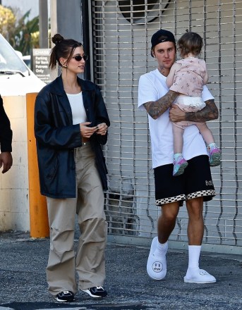 Studio City, CA - *EXCLUSIVE* - The Canadian pop star was with wife Hailey Bieber and her sister Alaia Baldwin who brought along her super cute baby that Justin can't seem to walk away from.  Could Justin's cousin be giving him baby fever?  Pictured: Hailey Bieber, Justin Bieber BACKGRID USA 30 SEPTEMBER 2022 USA: +1 310 798 9111 / usasales@backgrid.com UK: +44 208 344 2007 / uksales@backgrid.com *UK customers please face  Publication*