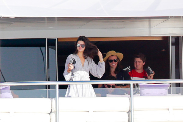 Harry Styles And Kendall Jenner New Pics Of Them On Vacation In St