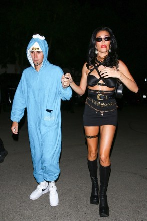 West Hollywood, CA  - *EXCLUSIVE*  - Couple Justin and Hailey Bieber arrive at the Peppermint Club in West Hollywood in their unique Halloween costumes.Pictured: Justin Bieber, Hailey BieberBACKGRID USA 31 OCTOBER 2022 USA: +1 310 798 9111 / usasales@backgrid.comUK: +44 208 344 2007 / uksales@backgrid.com*UK Clients - Pictures Containing ChildrenPlease Pixelate Face Prior To Publication*
