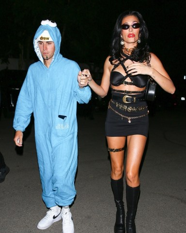 West Hollywood, CA  - *EXCLUSIVE*  - Couple Justin and Hailey Bieber arrive at the Peppermint Club in West Hollywood in their unique Halloween costumes.Pictured: Justin Bieber, Hailey BieberBACKGRID USA 31 OCTOBER 2022 USA: +1 310 798 9111 / usasales@backgrid.comUK: +44 208 344 2007 / uksales@backgrid.com*UK Clients - Pictures Containing ChildrenPlease Pixelate Face Prior To Publication*