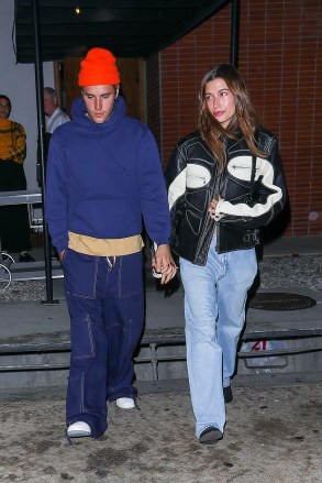 *EXCLUSIVE* West Hollywood, California - Justin Bieber and Hailey Bieber hold hands on a rainy dinner date in West Hollywood, California.  Pictured: Justin Bieber and Hailey Bieber BACKGRID USA OCTOBER 22, 2022 BYLINE MUST READ: The Daily Stardust / BACKGRID USA: +1 310 798 9111 / usasales@backgrid.com UK: +44 208 344 2007 / uksales@backgrid.com * UK Customers - Images Containing Children Please Pixelate Face Before Publishing*