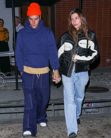 *EXCLUSIVE* West Hollywood, CA  - Justin Bieber and Hailey Bieber hold hands on a rainy dinner date in West Hollywood, CAPictured: Justin Bieber and Hailey BieberBACKGRID USA 22 OCTOBER 2022 BYLINE MUST READ: The Daily Stardust / BACKGRIDUSA: +1 310 798 9111 / usasales@backgrid.comUK: +44 208 344 2007 / uksales@backgrid.com*UK Clients - Pictures Containing ChildrenPlease Pixelate Face Prior To Publication*