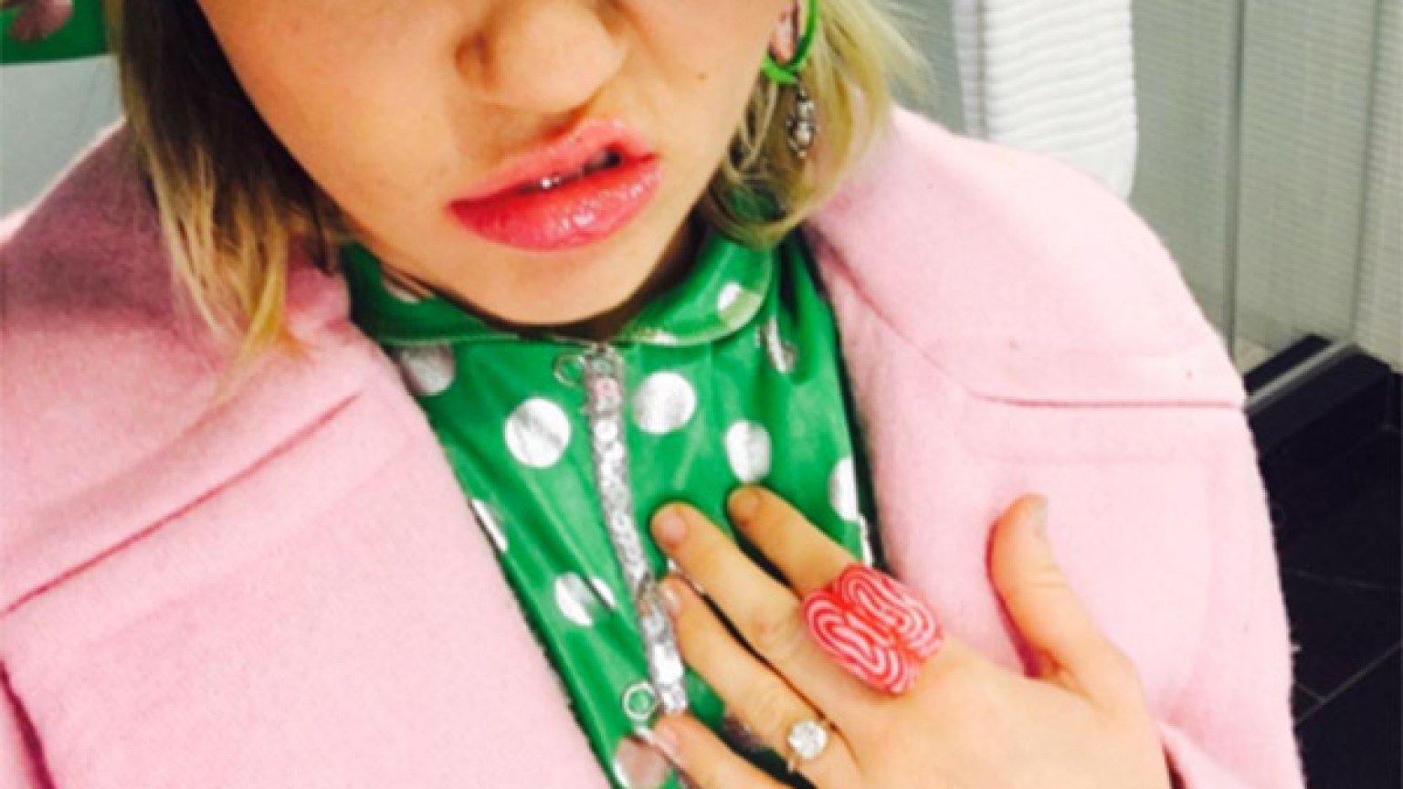 [pic] Miley Cyrus Toilet Selfie Takes Awkward Photo Of ‘morning Pee Pee Hollywood Life