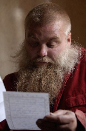 AVERY Steven Avery reads a letter from a well-wisher in the kitchen of his parents home, in Two Rivers, Wis. Avery, who spent 18 years in prison for sexual assault, was released two weeks earlier, after DNA tests proved his innocence
FREE MAN AGAIN, TWO RIVERS, USA