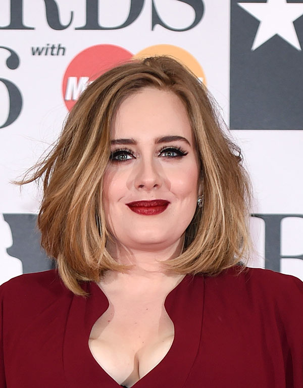Adele’s Brit Awards Hair & Makeup — Thick Eyeliner & Red