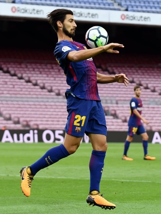 Andre Gomes of FC Barcelona controls the ball.
FC Barcelona v UD Las Palmas. LaLiga, date 7, Camp Nou stadium, Barcelona, Spain - 02 October 2017
