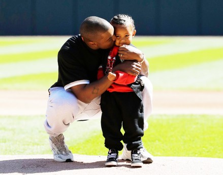 Kanye West, Saint West.  Kanye West, beija seu filho Saint depois de lançar um primeiro arremesso cerimonial antes de um jogo de beisebol entre o Chicago Cubs e o Chicago White Sox, no Chicago Cubs White Sox Baseball, Chicago, EUA - 23 de setembro de 2018