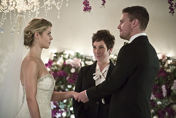 Oliver And Felicity’s Wedding Photos On ‘arrow’ — Are They Getting
