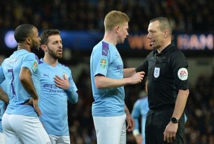 Kevin De Bruyne of Manchester City (2R) and teammates argue with referee Kevin Friend (R) during the Carabao Cup semi final second leg match between Manchester City and Manchester United in Manchester, Britain, 29 January 2020.
Manchester City vs Manchester United, United Kingdom - 29 Jan 2020