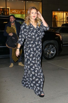 New York, NY  - *EXCLUSIVE* Drew Barrymore has a big smile for the camera as she steps out in New York wearing a beautiful blue flower print dress with black heels.Pictured: Drew BarrymoreBACKGRID USA 16 JANUARY 2019 USA: +1 310 798 9111 / usasales@backgrid.comUK: +44 208 344 2007 / uksales@backgrid.com*UK Clients - Pictures Containing ChildrenPlease Pixelate Face Prior To Publication*
