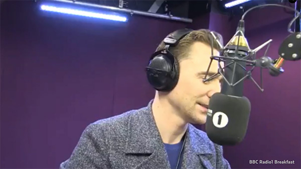 tom-hiddleston-narrates-april-giraffe-live-stream-3