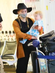 *EXCLUSIVE* Los Angeles, CA  - Amber Heard is seen carrying her adorable daughter, Oonagh Paige Heard amid her continuing legal troubles with Johnny Depp. Amber Heard was casually dressed in a floppy black hat and casual wear as she arrived at LAX surrounded by her aidesPictured: Amber Heard, Oonagh Paige HeardBACKGRID USA 13 FEBRUARY 2022BYLINE MUST READ: LionsShareNews / BACKGRIDUSA: +1 310 798 9111 / usasales@backgrid.comUK: +44 208 344 2007 / uksales@backgrid.com*UK Clients - Pictures Containing Children
Please Pixelate Face Prior To Publication*
