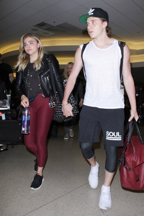 ** RESTRICTIONS: ONLY UNITED STATES, CANADA ** Los Angeles, CA - Los Angeles, CA - Brooklyn Beckham and Chloe Grace Moretz are seen holding hands as they arrive at LAX airport. Aspiring photographer Brooklyn led his girlfriend through the busy terminal building wearing a pair of leggings under his shorts. AKM-GSI 29 JUNE 2016 To License These Photos, Please Contact : Maria Buda (917) 242-1505 mbuda@akmgsi.comor Mark Satter (317) 691-9592 msatter@akmgsi.com sales@akmgsi.com