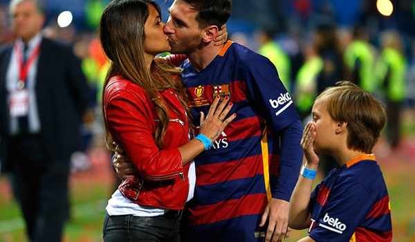 Lionel Messi Kisses Wife