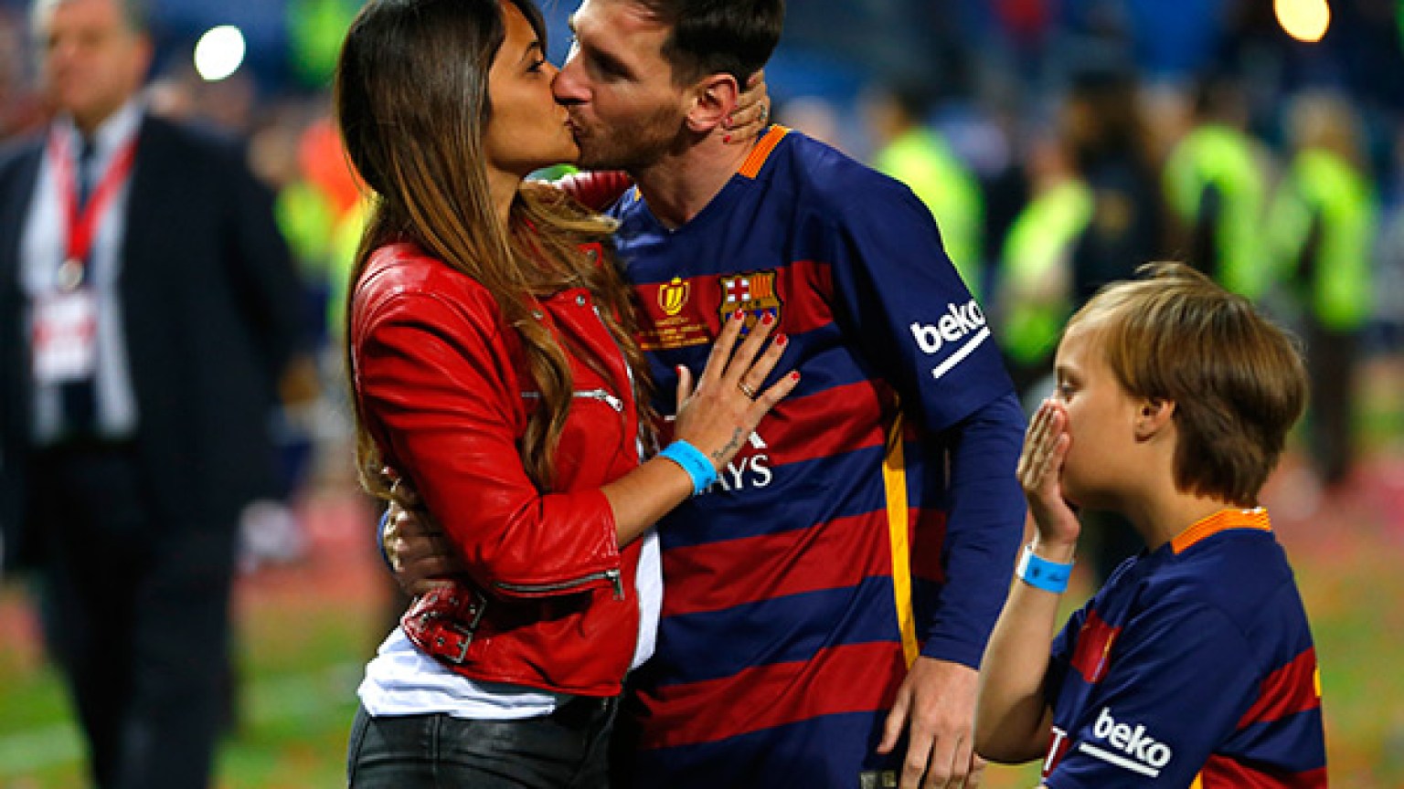 [pic] Lionel Messi Kisses Wife After Barcelona S Big Win In Copa Del Rey Final Hollywood Life