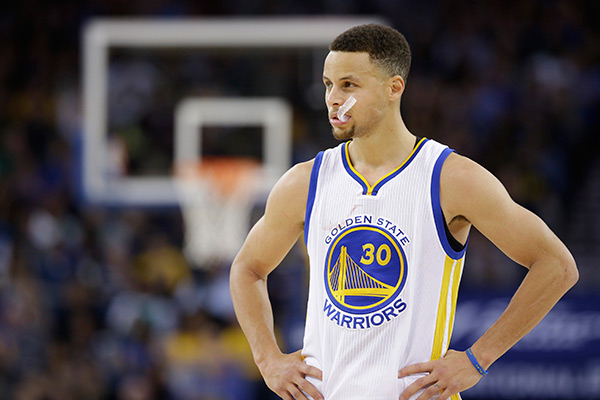 [PICS] Stephen Curry: Hit In Face After Dive Into Stands — See Pic ...