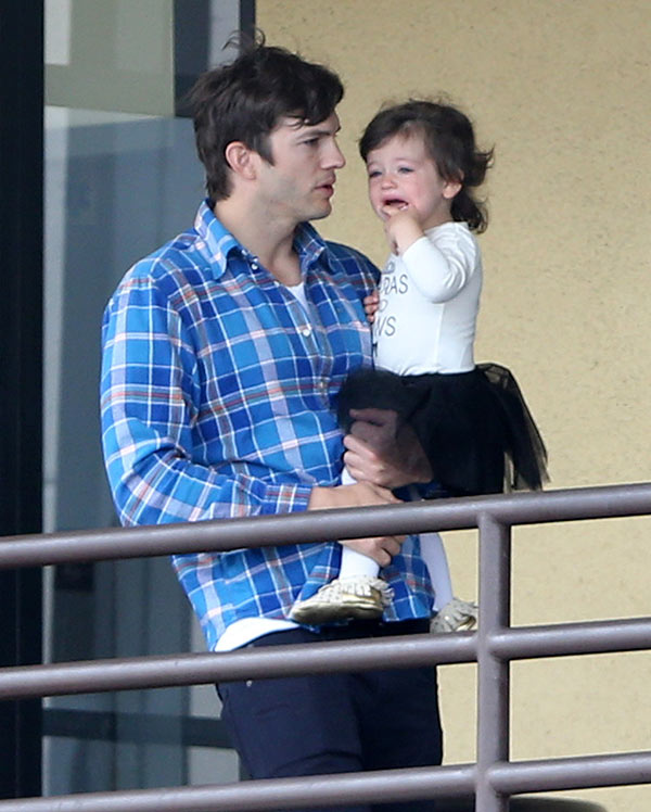Pics Ashton Kutcher Mila Kunis Daughter Crying Over Dance Class See Pics Hollywood Life