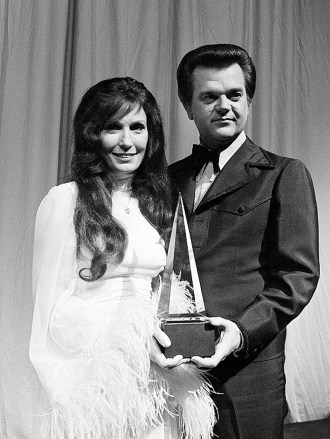 Lynn Twitty Les chanteurs de musique country Loretta Lynn, à gauche, et Conway Twitty posent avec leur trophée aux American Music Awards à Los Angeles, Ca., en février 1975. Le duo a remporté le groupe de duo préféré ou chorusMUSIC AWARDS LYNN TWITTY, LOS ANGELES, USA