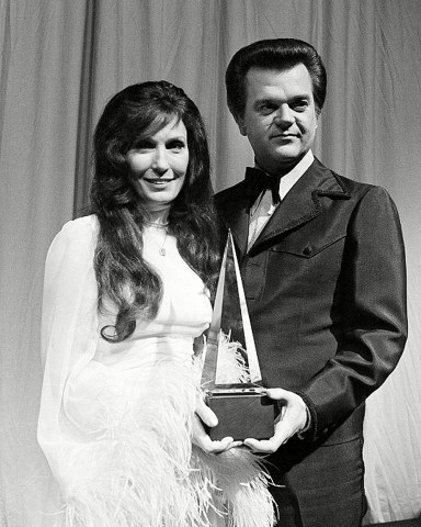 Lynn Twitty Country music singers Loretta Lynn, left, and Conway Twitty pose with their trophy at the American Music Awards in Los Angeles, Ca., in Feb. 1975. The duet won favorite duo group or chorusMUSIC AWARDS LYNN TWITTY, LOS ANGELES, USA