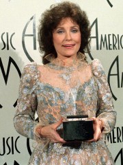 Lynn Country music singer Loretta Lynn poses with her Award of Merit received at the 1984 12th American Music Awards in Los Angeles, Ca., on
MUSIC AWARD OF MERIT LYNN, LOS ANGELES, USA