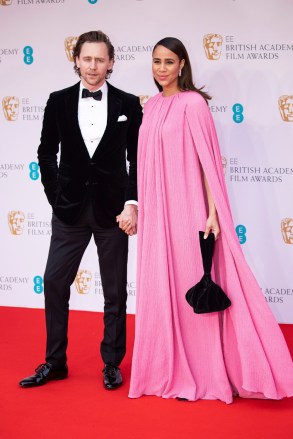 Zawe Ashton dan Tom Hiddleston berpose untuk fotografer saat tiba di British Academy Film Awards ke-75, BAFTA's, di LondonBafta Film Awards 2022 Arrivals, London, Inggris Raya - 13 Mar 2022